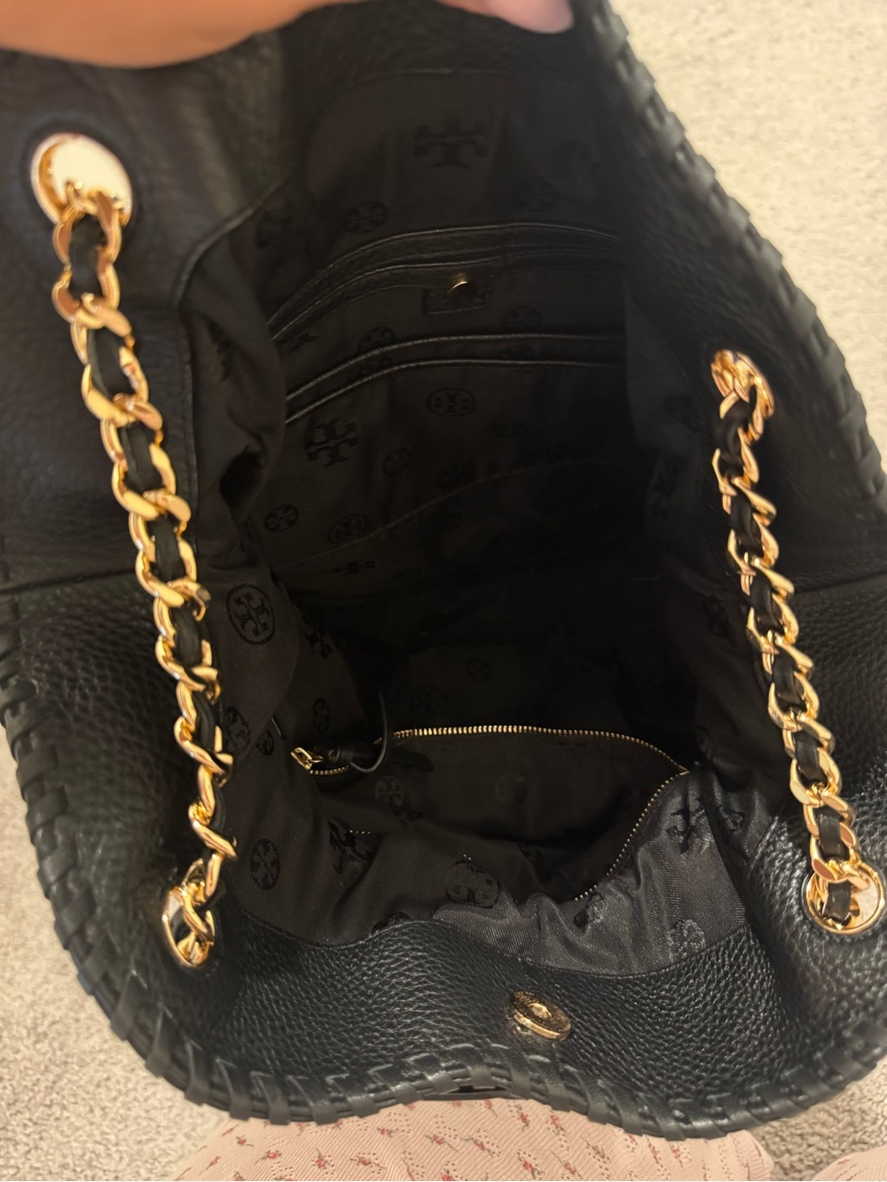 Tory Burch Black Leather Shoulder Bag with Gold Chain Handles - Picture 3 of 6